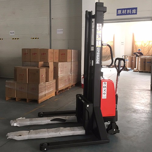 脚加宽型半电动堆高车